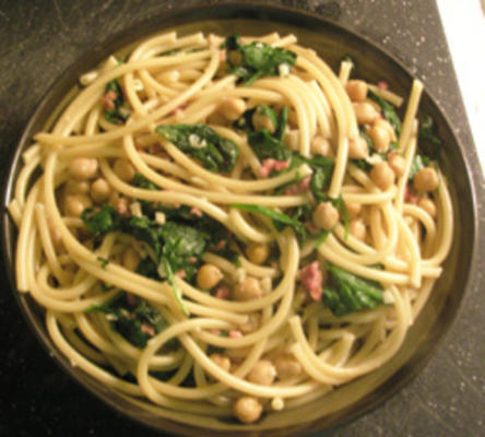 gekruide pasta met spinazie en kikkererwten