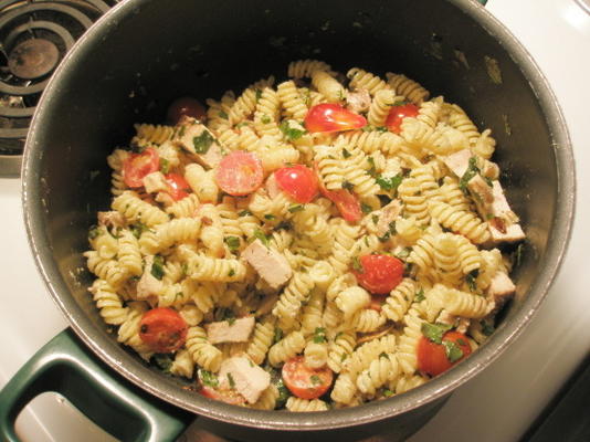 spaghetti met romige tomaat en geitenkaasaus