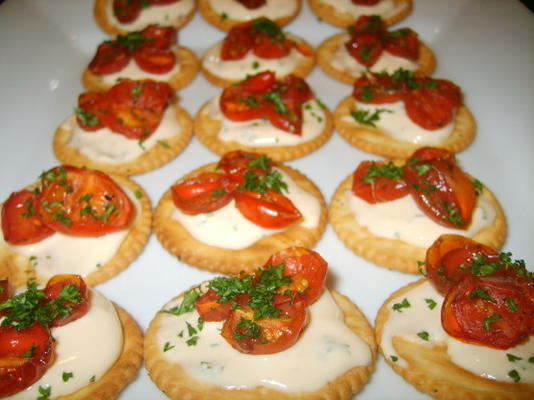 oven geroosterde tomaten op crackers