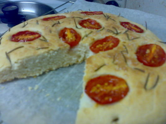 vegetarische focaccia met rozemarijn en tomaten