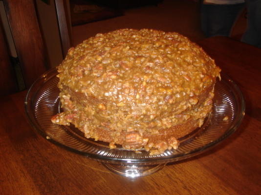 herfst spice cake met kleverige kokos-pecan suikerglazuur