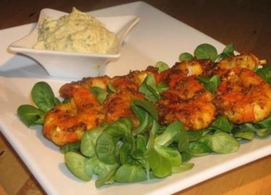 cajun garnalen spiesjes met een romige avocado saus