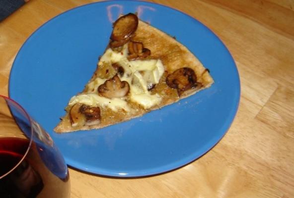 geroosterde knoflook, gekarameliseerde uien, champignons en brie pizza