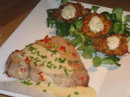 gember tonijn met een wasabi motregen en kumara gember beignets