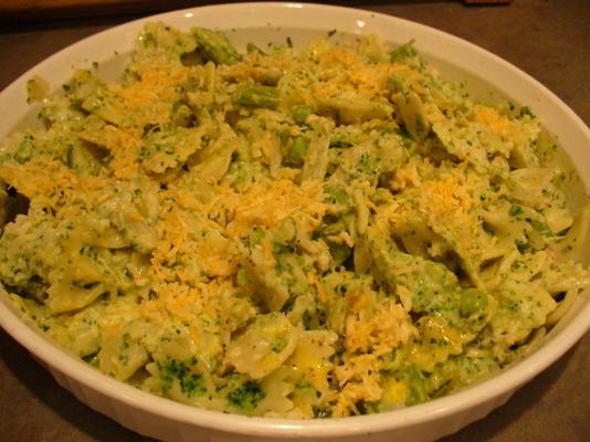 vlinderdas pasta / groene groenten in karnemelk saus