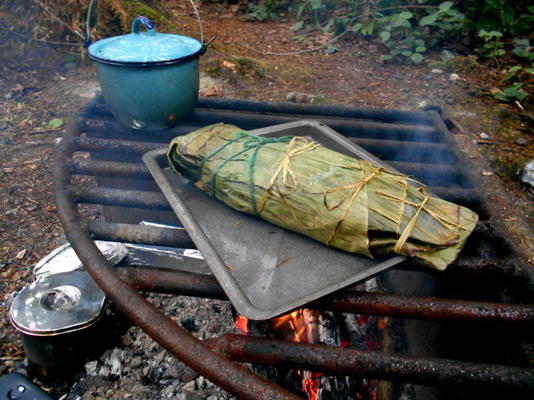 gegrilde vis in bananenbladeren