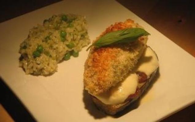 parmezaanse Crusted kip op aubergine zongedroogde tomaat en mozzar