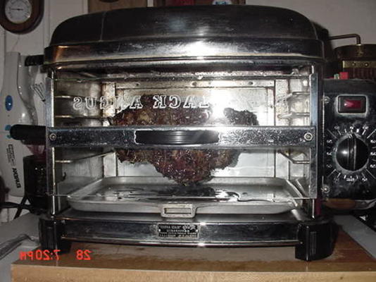 varkens schouder op een rotisserie