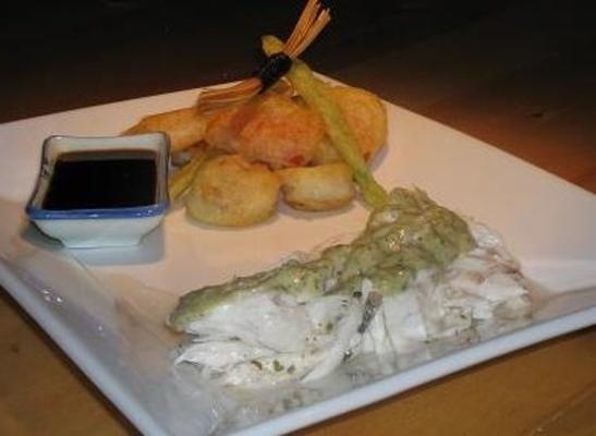 gebakken hele vis met tahinisaus en tempura-groenten