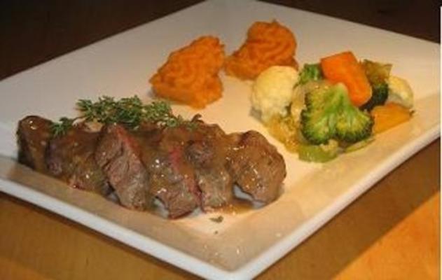 gemarineerde bizon- / buffelsteaks met saus