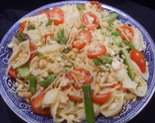 pasta, asperges en gemarineerde tomatensalade