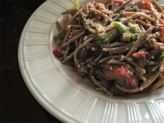 spaghetti met zongedroogde tomaten en broccoli