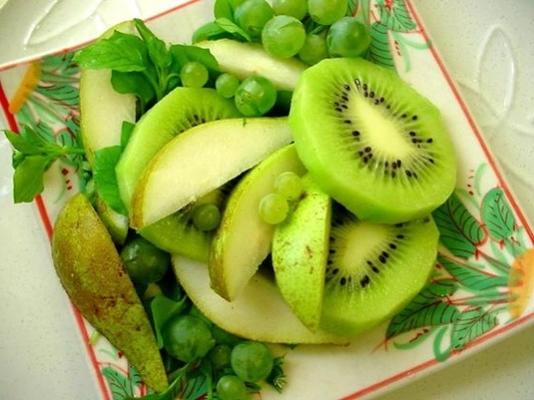 koele en groene fruitsalade met honingdauw, druiven en kiwi