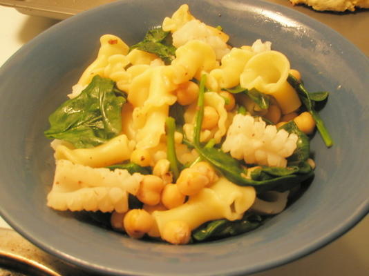 orecchiette met citroengeur gegrilde inktvis, rucola en kikkererwten
