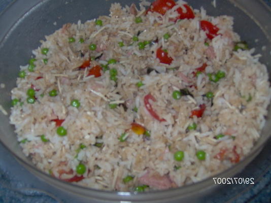 rijstsalade met cherrytomaatjes, parmezaan, erwten en ham