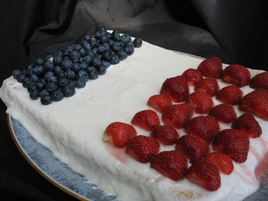 vierde juli of Franse vlag wit blad cake met frambozen