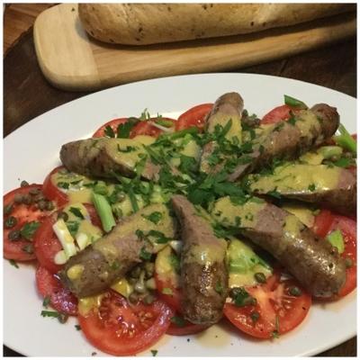 warme worstjes uit toulouse met een salade van tomaten, kappertjes en sjalotten