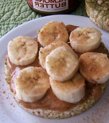 rijstwafel met amandelboter en bananen