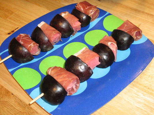 tandbaars spiesjes met mango en serranoham en camembert saus