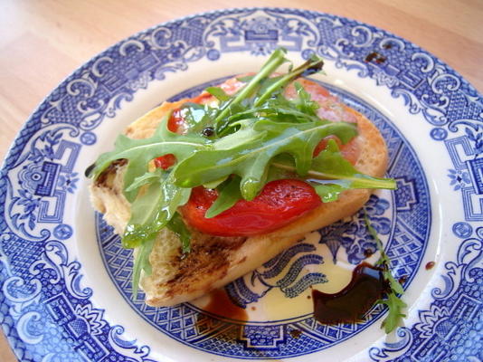 geroosterde tomatensalade met blauwe kaas en raket