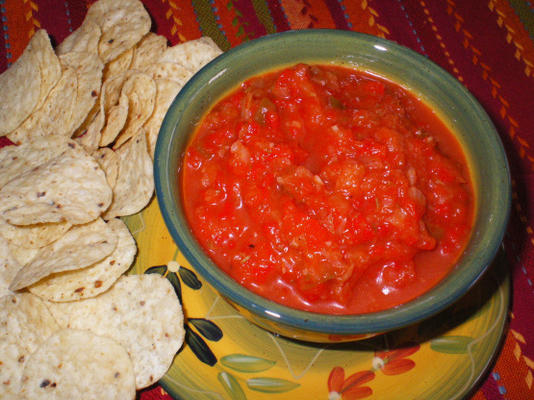 rode peper dip met taco chips