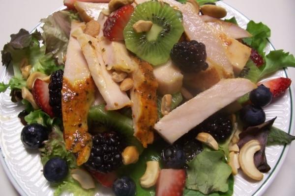 kalkoensalade over gemengde greens met fruit