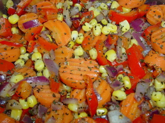 gebakken maïs, wortelen, ui en rode paprika