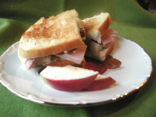gegrilde kaassandwiches met appel en ham