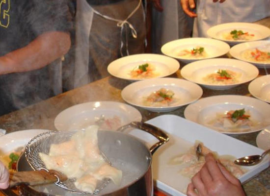 Thaise geroosterde chili zalm dumplings in citroengras kokosnoot bouillon