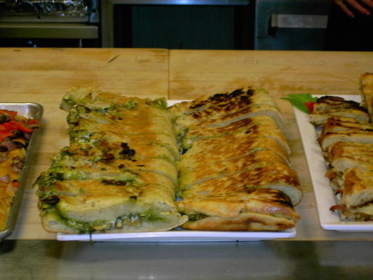 spinazie, pijnboomnoot, feta gevulde focaccia w. pesto van basilicum-arugula