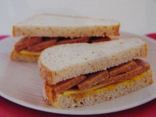 kaasworst en sandwich met augurken
