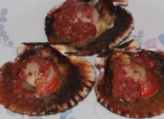 bbq coquilles in de schaal met tomaat