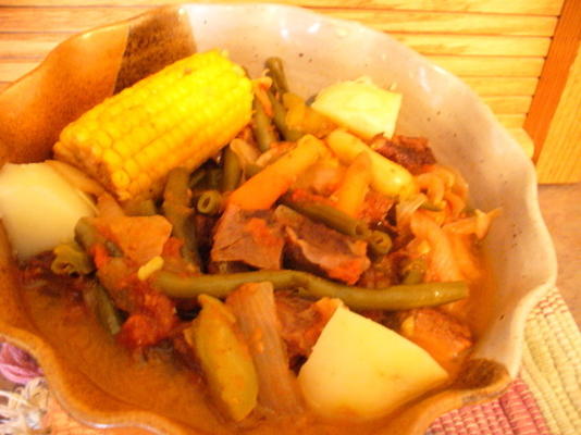 beef puchero (een mexicaanse stoofpot met maïsplant en groenten)