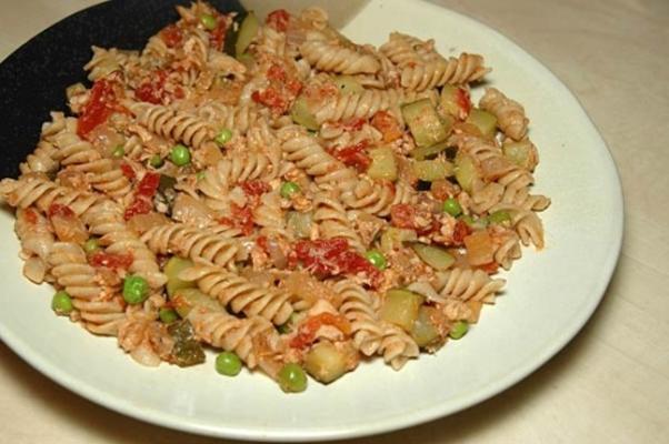 zalmfusilli met courgette en zongedroogde tomaten