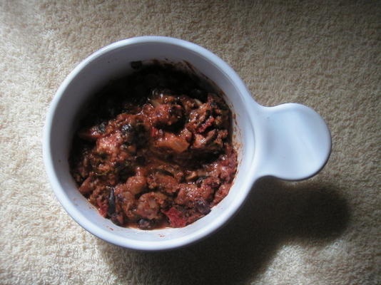 chorizo ​​van varkensvlees - braadpan van zwarte bonen