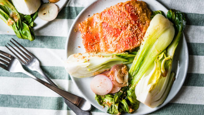 zalm in een papieren zak met miso, paksoi en sjalotten