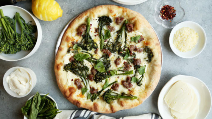 snelle doordeweekse pizza met ricotta, brocollini en worst