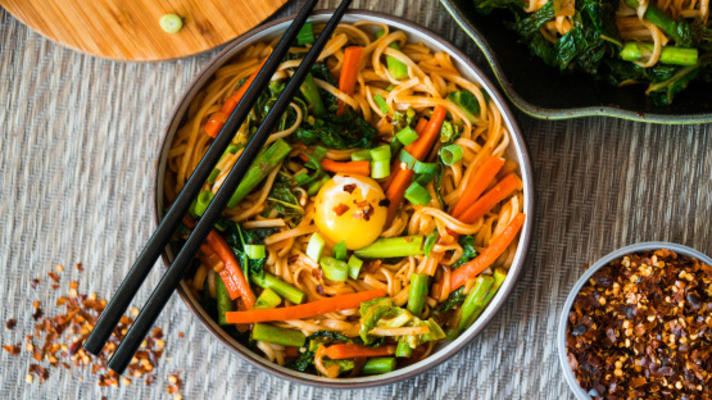 boterachtige veggie lo mein met gochujang en eierdooiers