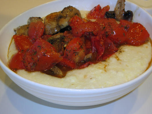 rokerige grits met geroosterde tomaten en champignons