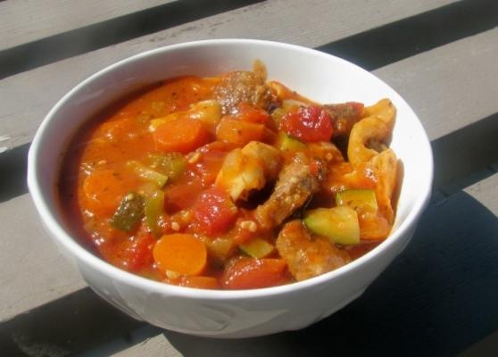 een minestrone met tortellini soep