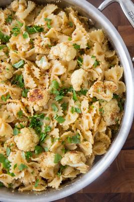 farfalle met bloemkool en geroosterde broodkruimels