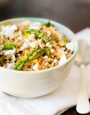 Meyer citroengraan salade met asperges, amandelen en geitenkaas