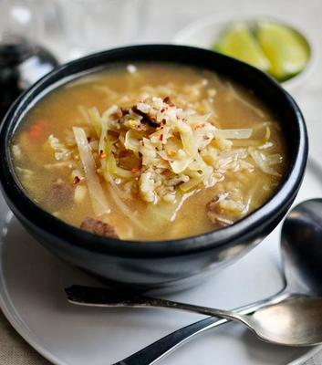 warme en zure soep met champignons, kool en rijst