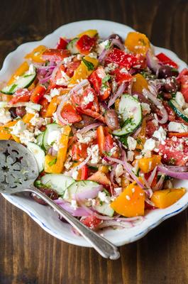 tomatensalade met rode ui, dille en feta