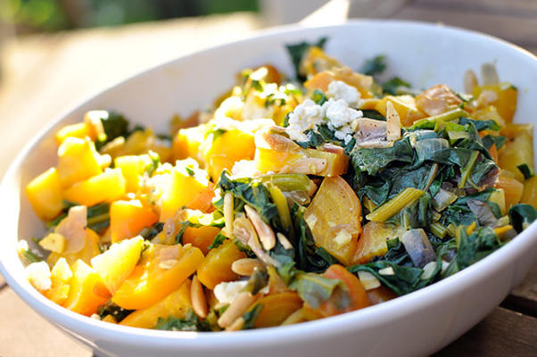 warme gouden bietensalade met groenten en amandelen