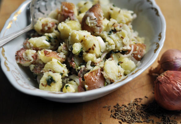 warme aardappelsalade met koriander en geroosterde komijn