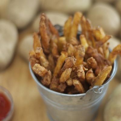 bier-gehavende cajun frietjes