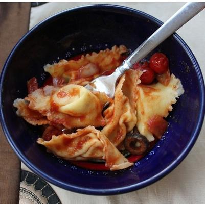 zelfgemaakte ricotta tortelloni van basilicum met een rustieke tomatensaus