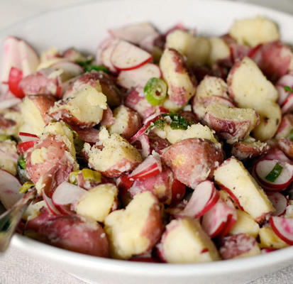rode aardappelsalade met sjalotten en radijzen