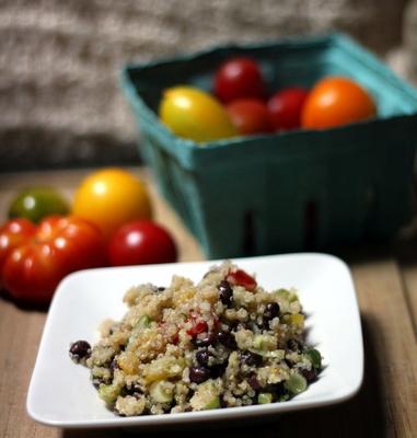 zwarte boon en heirloom tomatenquinoa met citroendressing